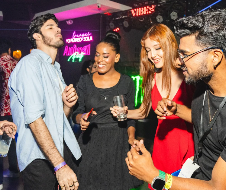 Vibes Rooftop Club - El Epicentro de la Diversidad en Guayaquil vida nocturna lgbt ecuador pridechic recomendacion